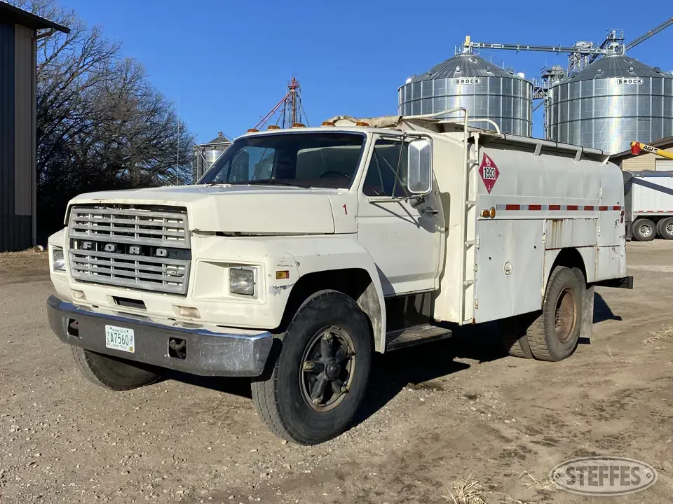 1981 Ford F700 Fuel-Lube Truck