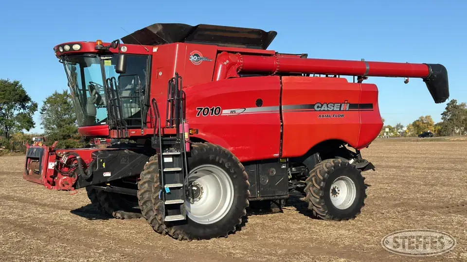 2007 Case IH 7010 Combine