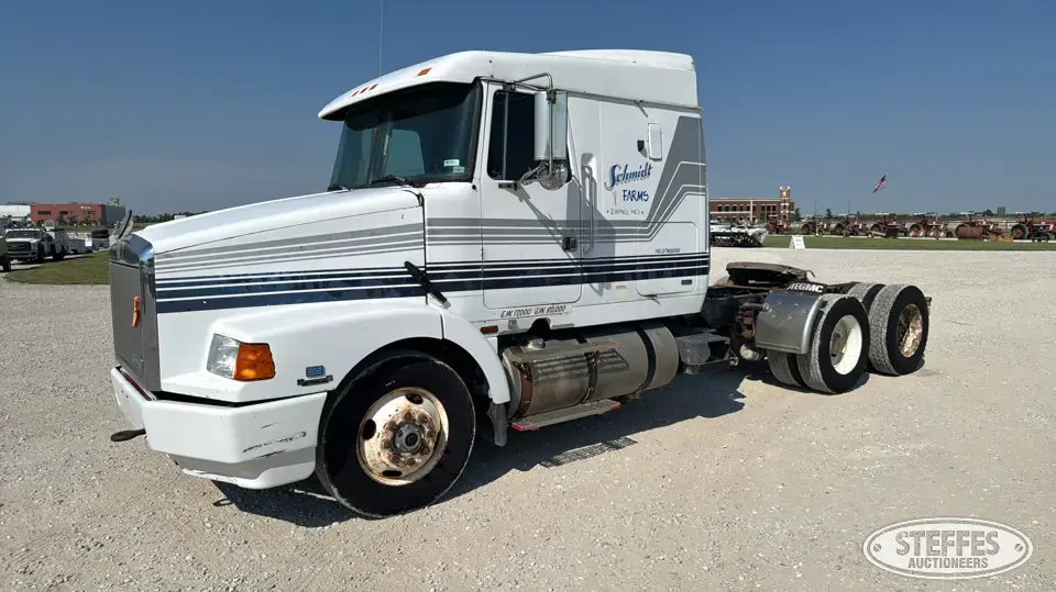 1990 WhiteGMC WIA Conventional Truck with Sleeper