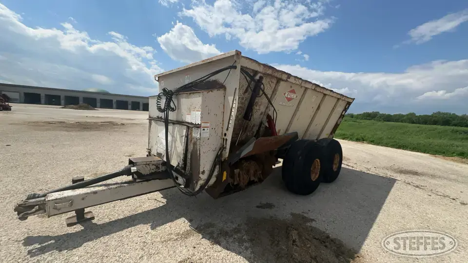 Kuhn Knight 8132 Manure Application Equipment
