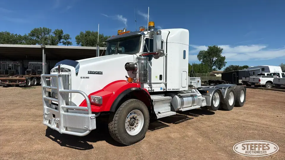 2015 Kenworth T800 Conventional Truck with Sleeper