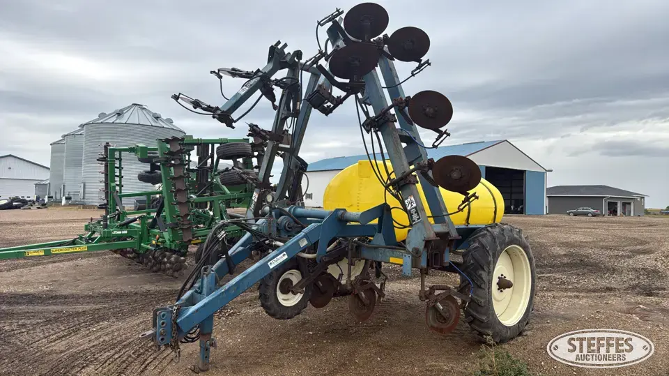 Dalton liquid fertilizer applicator Pull-Type Dry Spreader