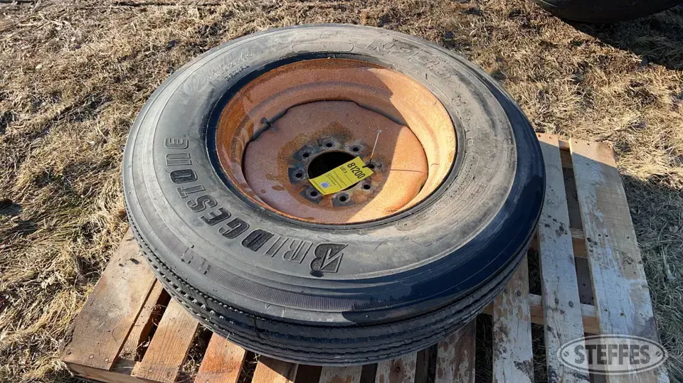 (1) Bridgestone 11R22.5 Tire Truck Tire