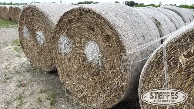 (19) Round cornstalk bales