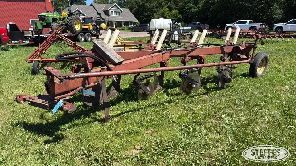 International 710 Automatic Plow