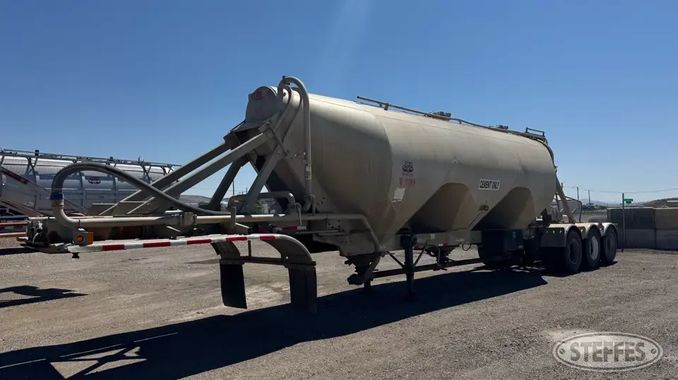 2005 Heil 1,240 cu. ft. Pneumatic Trailer