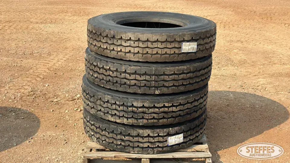 (4) 11R24.5 tires Truck Tire