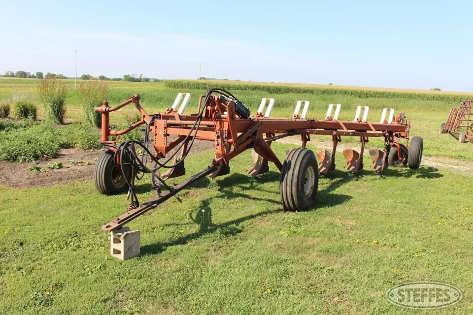 International 700 Plow