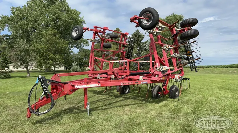 Wil-Rich 5800 Chisel Plow