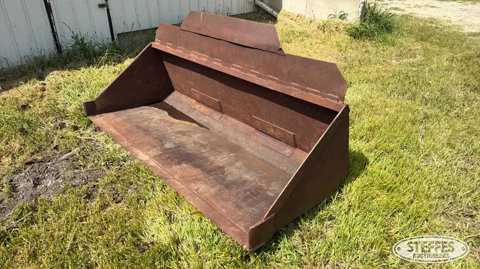 Skid steer bucket