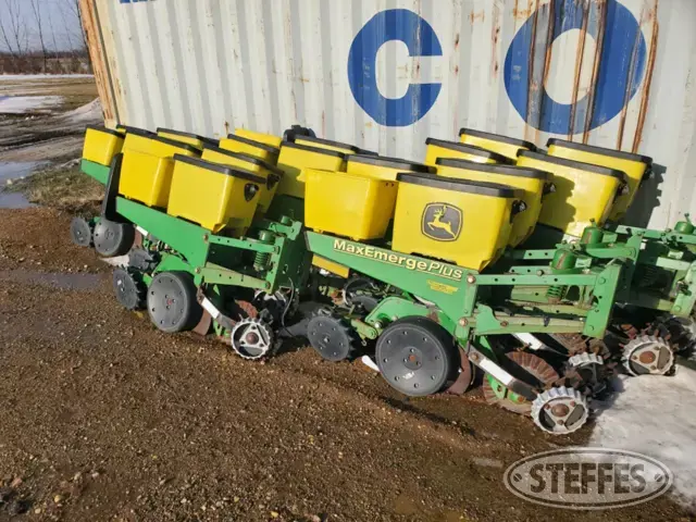(24) John Deere MaxEmerge Plus row units