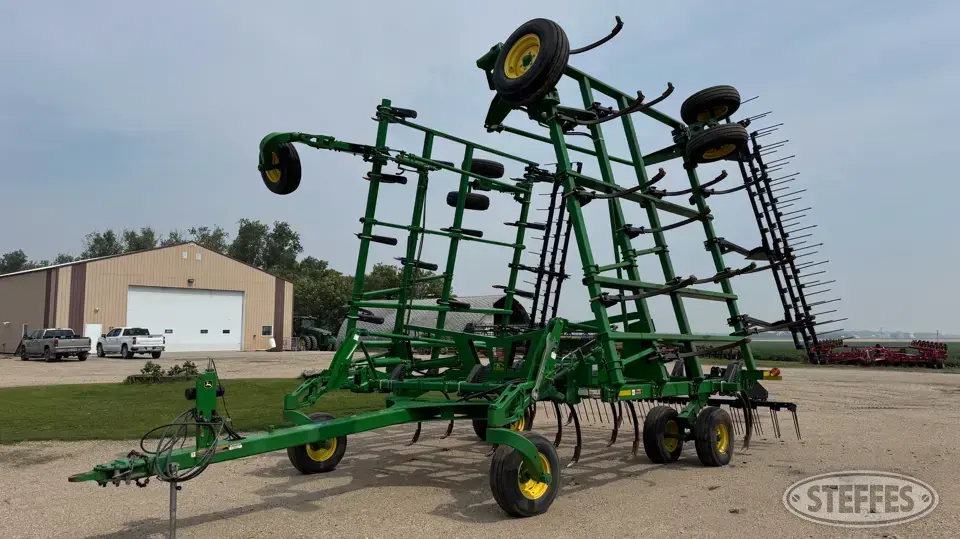 2013 John Deere 2410 Chisel Plow