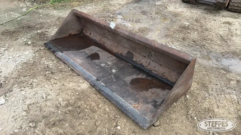 Skid steer bucket