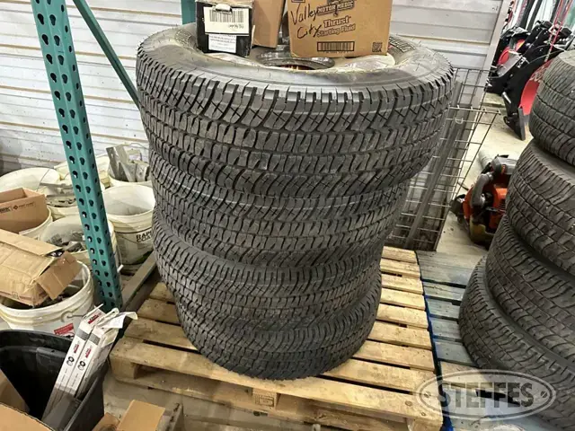 (4) Michelin 275/65R20 tires