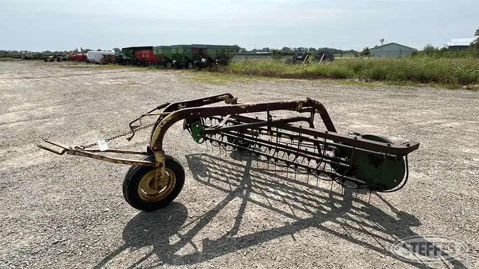 John Deere 640 Rake