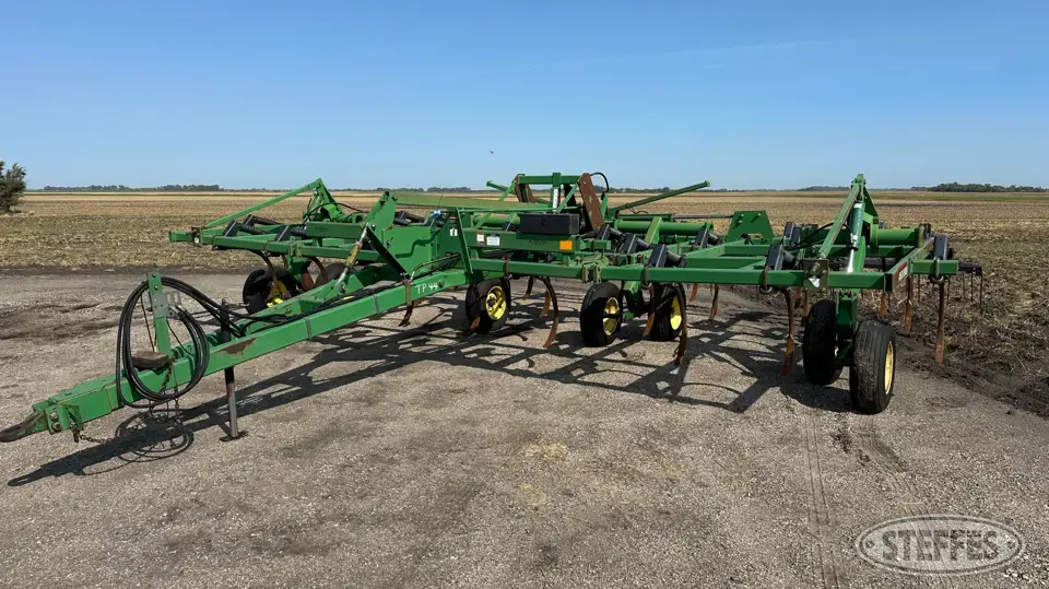 John Deere 680 Chisel Plow