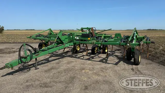John Deere 680