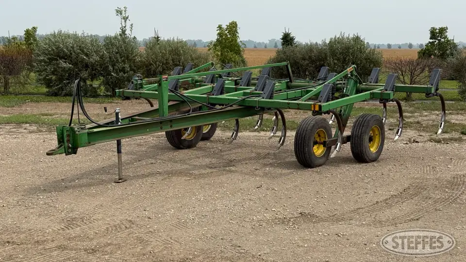 John Deere 610 Chisel Plow