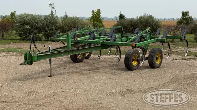 John Deere 610