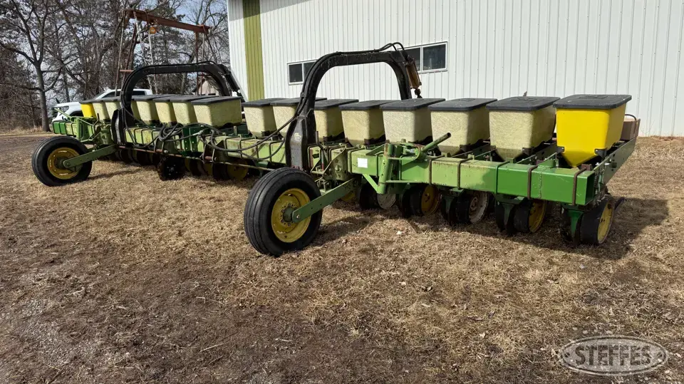 John Deere 7100 12 or More Row Planter