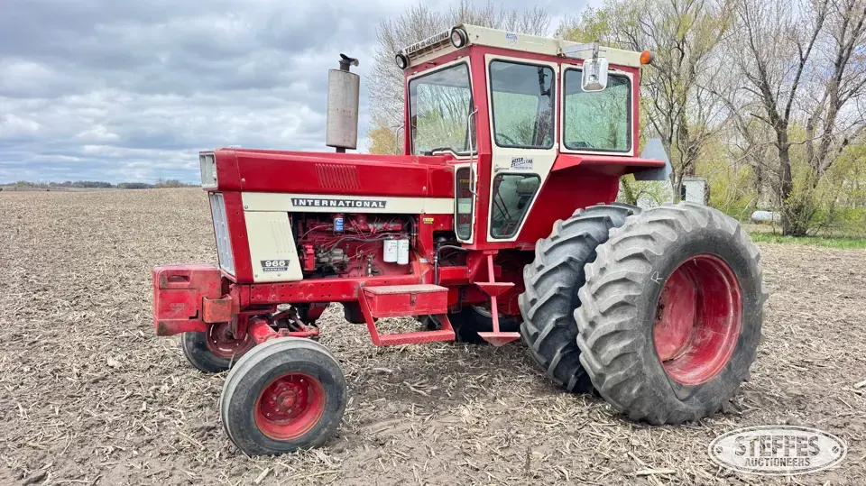 1974 International 966 2WD Tractor