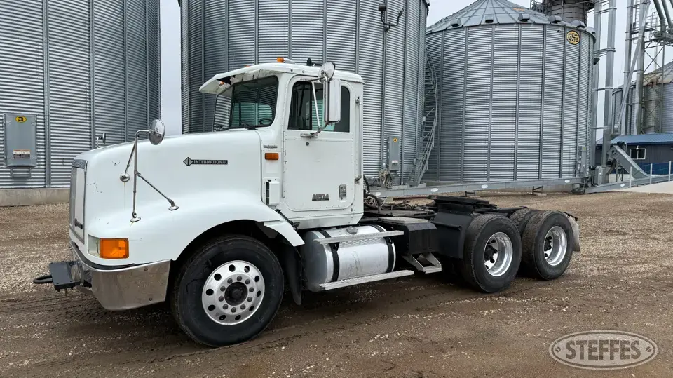 1995 International 9200 Conventional Truck without Sleeper