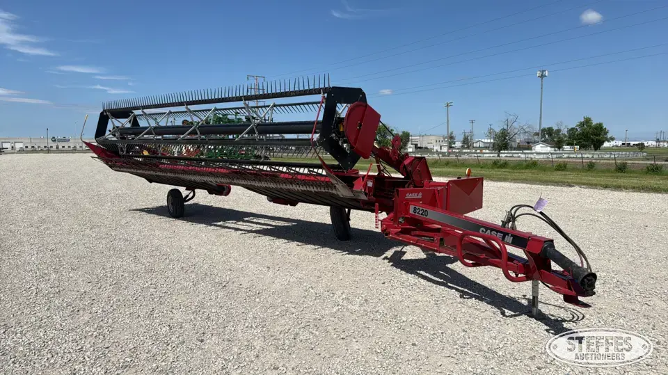 Case IH 8220 Pull-Type Swather