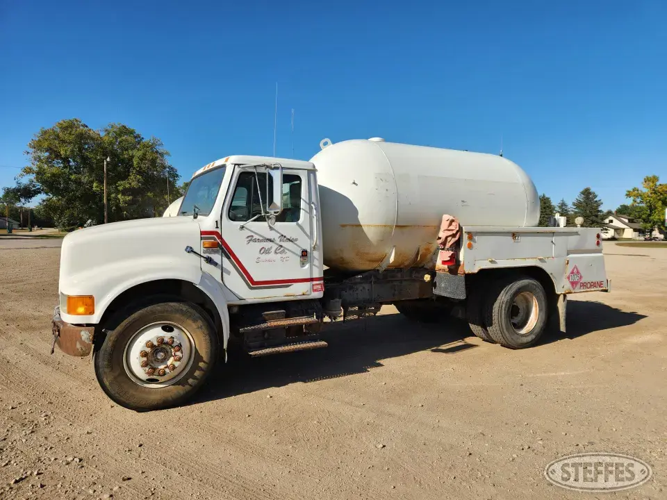 1990 IHC 4900 Fuel-Lube Truck