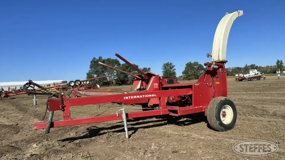 International 720 Pull-Type Harvester