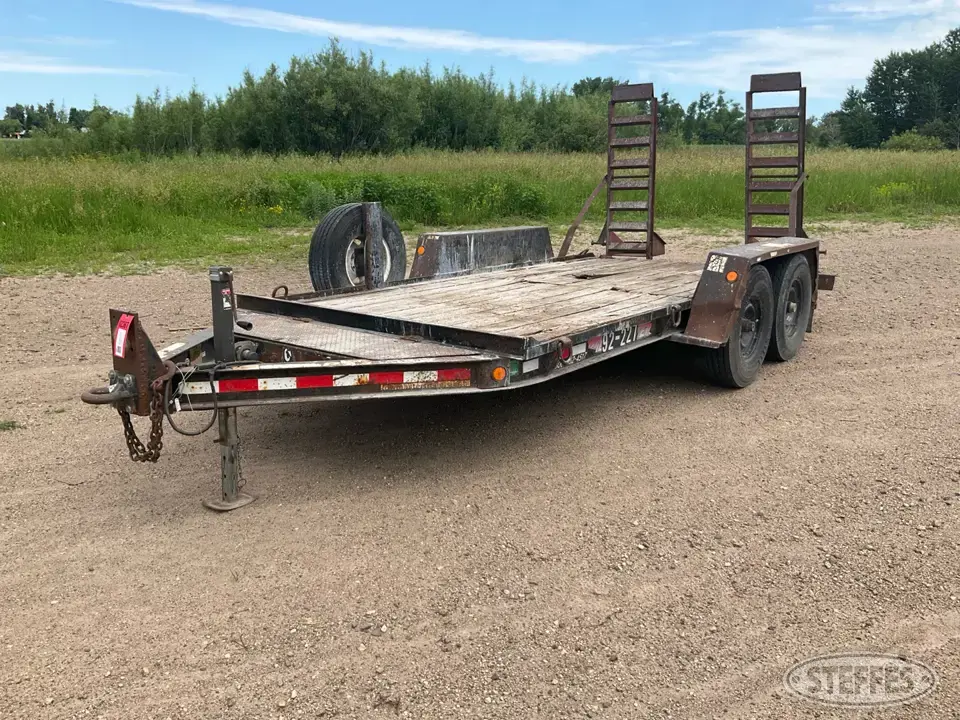 2002 Towmaster T-10DD Flatbed Trailer