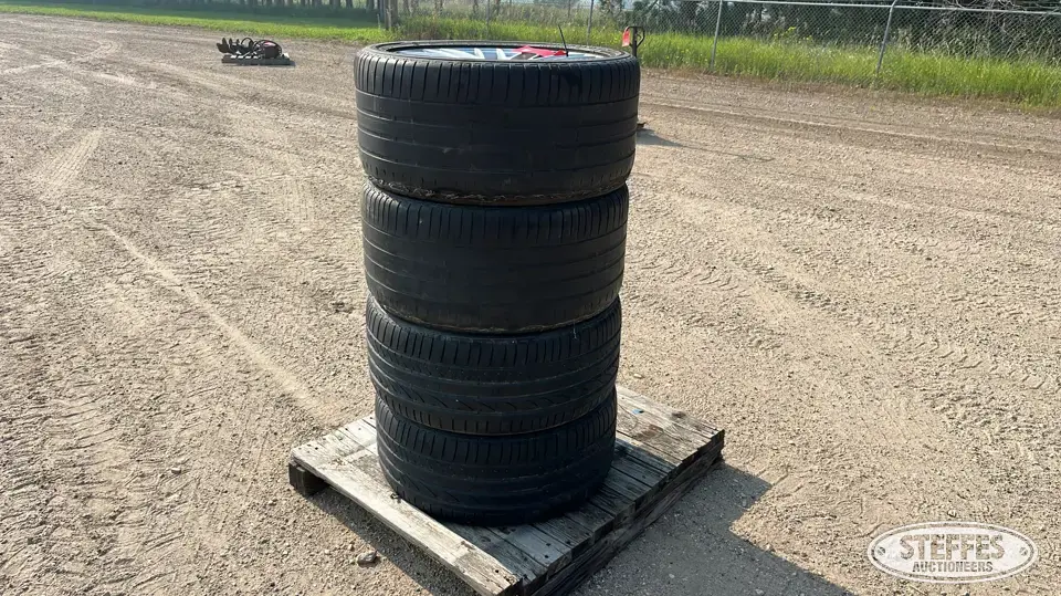 (4) 315/35R20 tires Passenger-Light Truck Tire