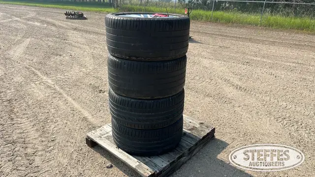 (4) 315/35R20 tires