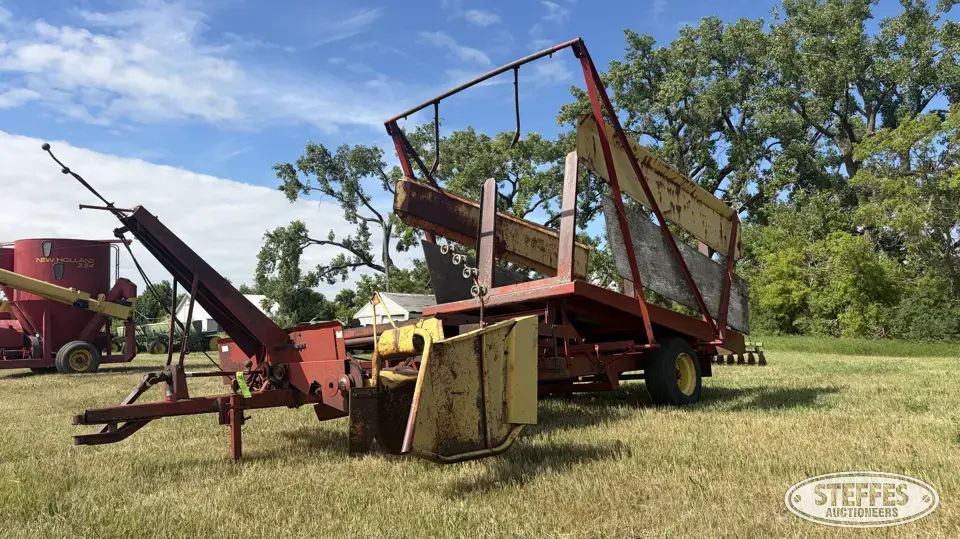 1980 New Holland Stackliner 1000 Bale Transportation