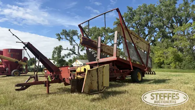 1980 New Holland Stackliner 1000