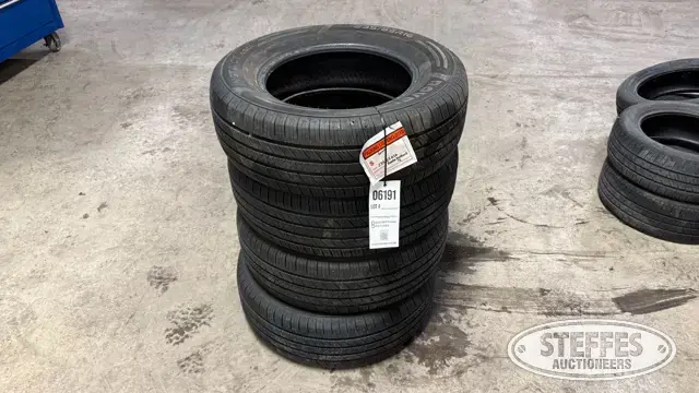 (4) Rovelo Instinct 235/65R16 tires