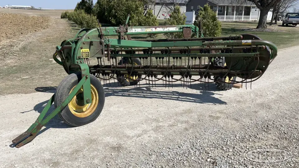 John Deere 672 Rake