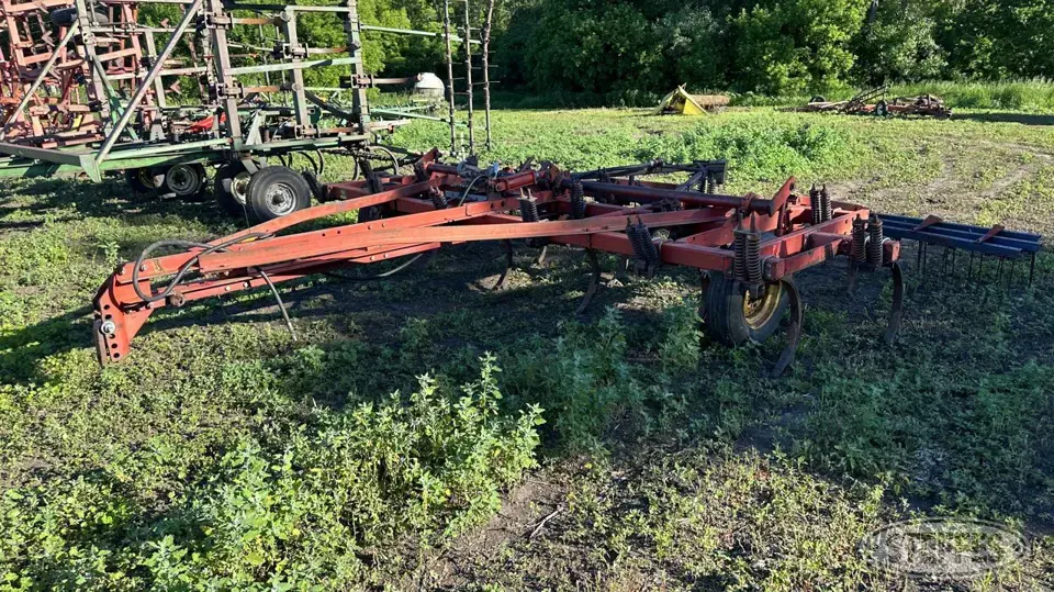 International 5500 Chisel Plow