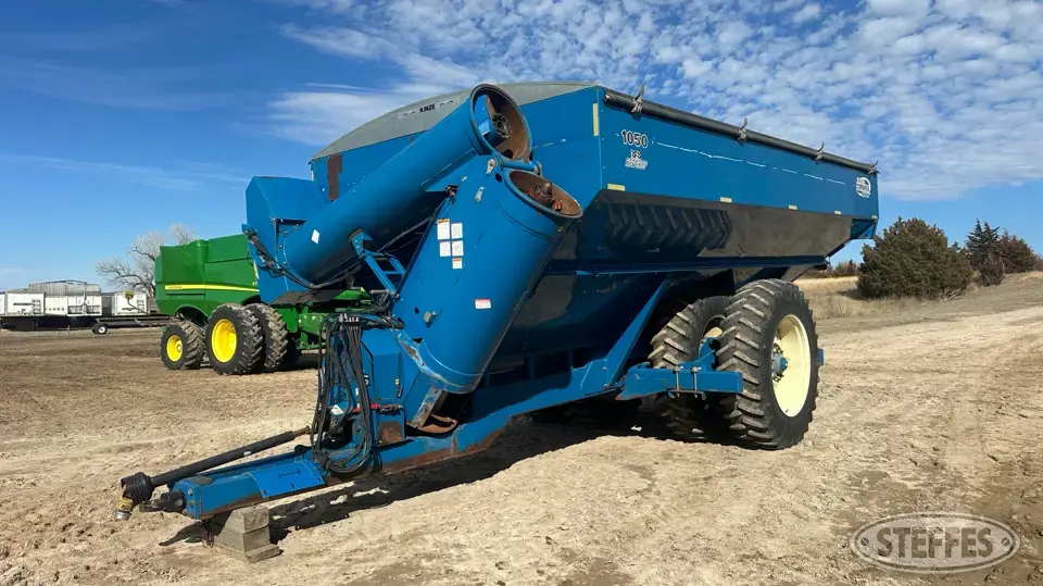 2011 Kinze 1050 Harvest Commander Grain Cart