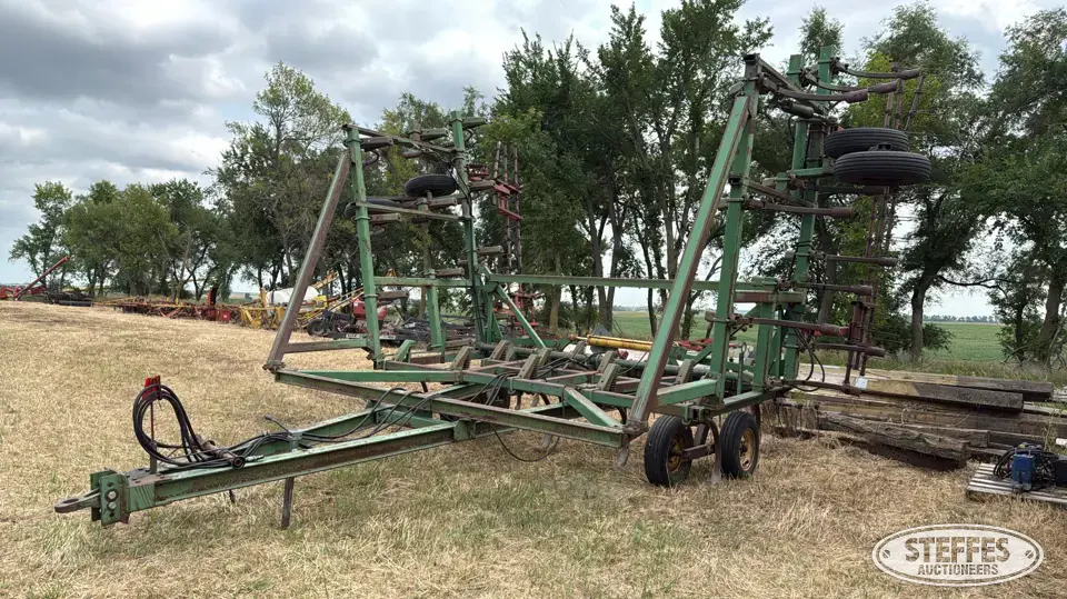 John Deere 1610 Chisel Plow