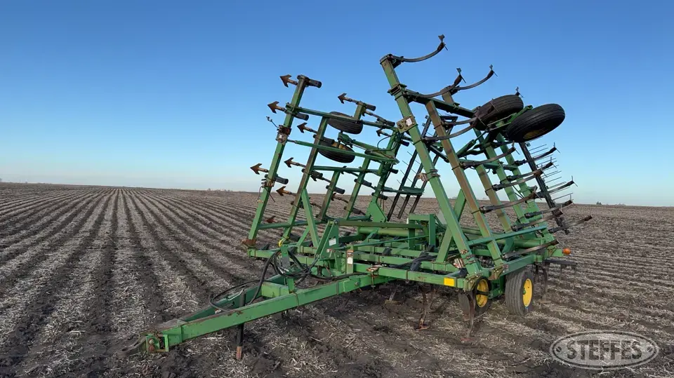 1997 John Deere 980 Field Cultivator