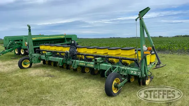 John Deere 7300