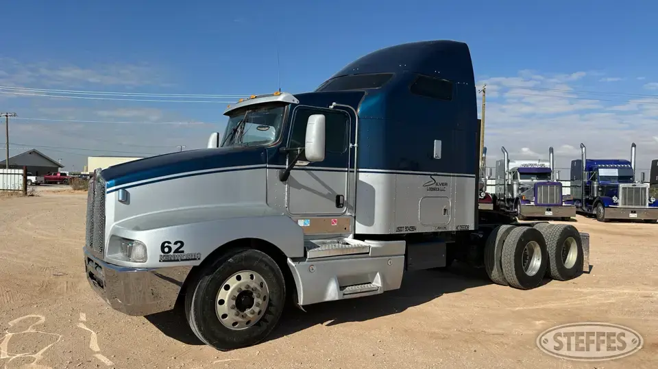 2007 Kenworth T600 Conventional Truck with Sleeper
