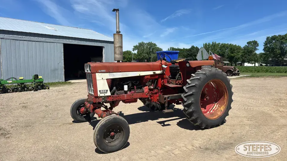 1972 International Farmall 666 2WD Tractor