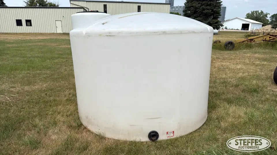 1,500 gal. poly tank