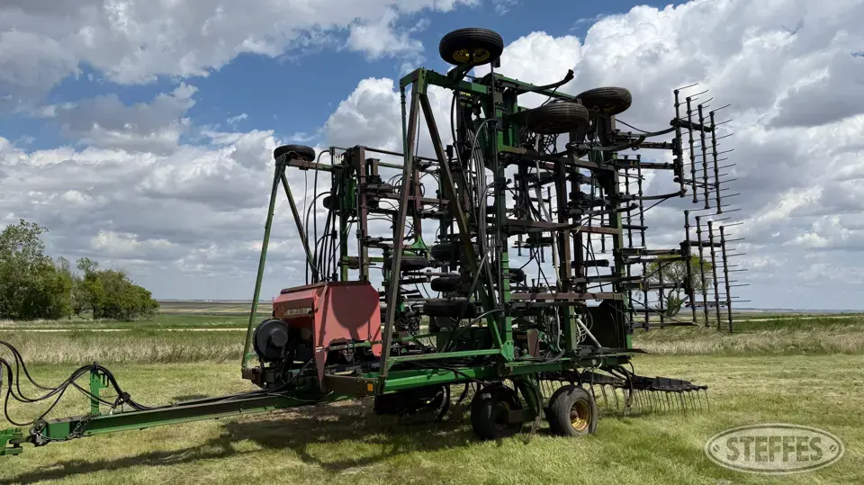 John Deere 1650 Chisel Plow