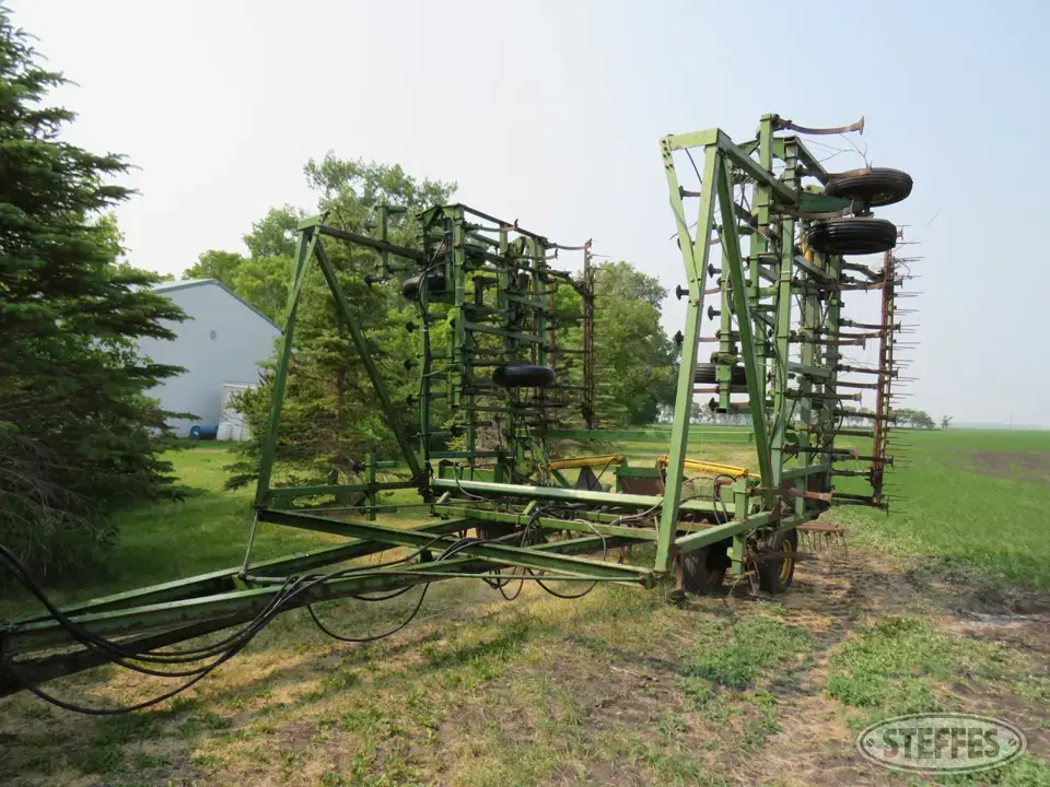 John Deere 1050 Field Cultivator