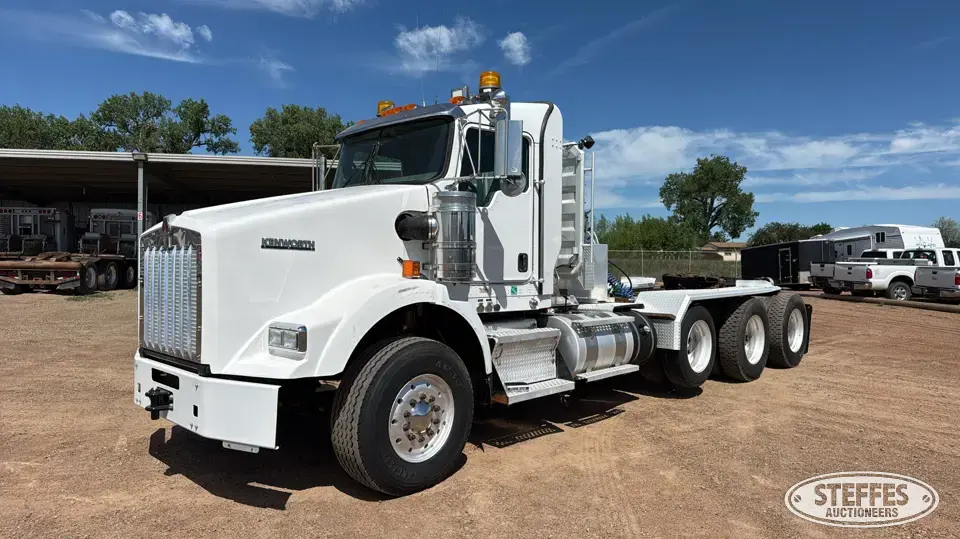2014 Kenworth T800 Conventional Truck with Sleeper