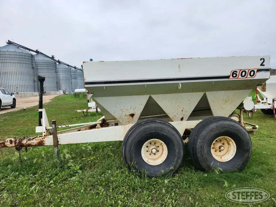 Willmar 600 Pull-Type Dry Spreader