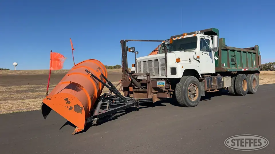1995 International 2574 Plow-Spreader Truck