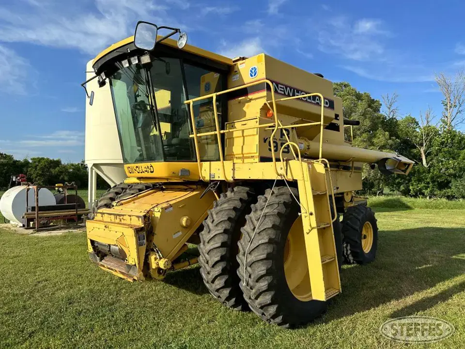1998 New Holland TR98 Combine